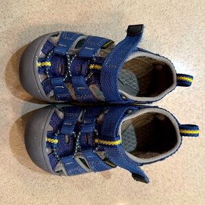 Keen Kids Newport H2 Water Friendly Sandal.  5US. Navy/Grey/Yellow